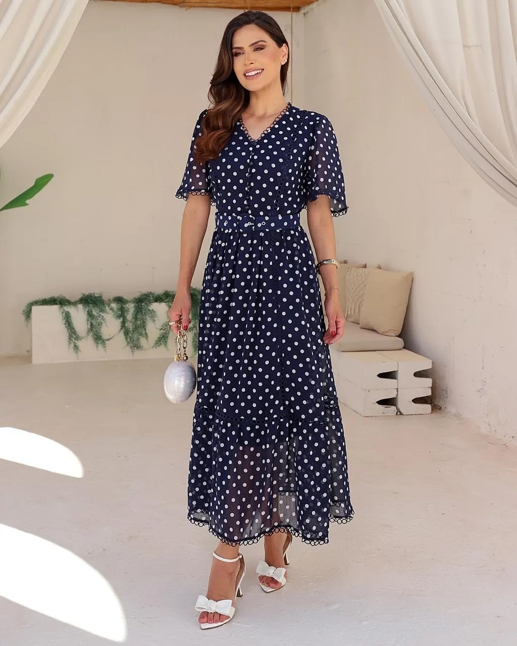 Vestido Lorena azul-marinho com poá, botões frontais e cinto