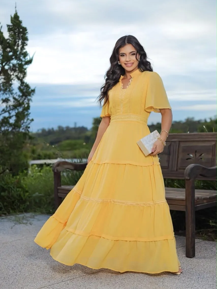 Vestido Sandra amarelo longo em chiffon, com renda guipir e saia em camadas, ao ar livre